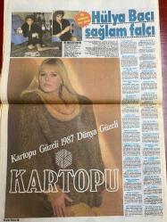 HAFTA SONU GAZETESİ DOĞUM GÜNÜ HEDİYESİ ( Turkish Newspaper ) - 1 OCAK 1988  - TAM TAKIM 12 SAYFADIR -Bülent Ersoy - Noyan Bayrals - Ferdi Tayfur - Güneri Civaoğlu - Güler Birol - Banu Alkan - Leyla Sayar - Seyran - Semra Özal - Leyla Yenlay Köseoğlu - Erbil Değişmez - Dilhi Kemal Kocaoğlu - Füsun Gözay - Fikret Tunçer - Belkıs Akkale - Bülent Bilgiç - Nuri Hashem - Taha Toros - Noyan Bayrals - Bülent Ersoy - Ferdi’den 2 çinko 1 tombala - İSKİ Vakfı illegal çalışıyor - Konsomatristen artist bu kadar olur - 400 parfüm veriyor isteyen herkesi zayıflatıyor - Darülaceze’de hüzün - Diskotekte cümbüş - Uzakdoğu Afrodit ile tanıştı - Ermiş Leyla bir seks delisidir - Korkunç Yenge yine ısırdı - Plakçılar kralının maskesini düşürdük - Yıldız açılışte piyango - Ressam Kanuni’nin ikinci yaşamı - Evinin kapısını şaşıran aktör - İbnu’l Yarımakan gazeteci - 1 rehbiye 1987 benden çok şey aldı