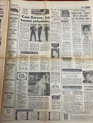 HAFTA SONU GAZETESİ DOĞUM GÜNÜ HEDİYESİ ( Turkish Newspaper ) - 20 HAZİRAN 1968  - TAM TAKIM 8 SAYFADIR -yeni çıkan plaklar listesi-Gönül Akdikmen-Zeki Çetin-Ruhan Deniz-Hülya Tüzüntürk-Vedat Çetinkaya-Nedim Utkan-Ulkan Balkar-Nevin Akcan-Serap Ergun-Hayati Engin-Berrin Menderes-Figen Say-Ünsal Aybek-Meral Küçükerol-Hülya Koçyiğit-Nilüfer Koçyiğit-Selda Alkor-Zeki Müren-Mutlu Menderes-Yüksel Menderes-Cem Karaca-Fahriye Caner-Timur Selçuk-Kamuran Akkor-Gina Lollobrigida-Vitali Hakko-Aslan Sadıkoğlu-Meral Sadıkoğlu-Canan Işık  Çankaya’daki Kokteyl Skandalla Bitti-Türk Müziği Yeni Seslere Kavuştu-Türk Müziği Altın Ses Kralı Zeki Çetin-Altın Ses Kraliçesi Gönül Akdikmen-Çankaya’daki Kokteylde Gümüş Takımlar Çalındı-Berrin Menderes 2. Oğlunu Evlendiriyor-Antalya Festivali Kavga ile Son Buldu-Figen Say’ın Yeni Aşkı Bir Kunduracı-Meral Küçükerol Bir Yuvanın Yıkılmasına Sebebiyet Verdi-Hülya Koçyiğit Kardeşi Nilüfer’e İlk Gece Sahnede Yardımcı Oldu-Selda Alkor Zeki Müren’e Aşık Oldu-Cem Karaca