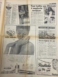 HAFTA SONU GAZETESİ DOĞUM GÜNÜ HEDİYESİ ( Turkish Newspaper ) - 20 HAZİRAN 1968  - TAM TAKIM 8 SAYFADIR -yeni çıkan plaklar listesi-Gönül Akdikmen-Zeki Çetin-Ruhan Deniz-Hülya Tüzüntürk-Vedat Çetinkaya-Nedim Utkan-Ulkan Balkar-Nevin Akcan-Serap Ergun-Hayati Engin-Berrin Menderes-Figen Say-Ünsal Aybek-Meral Küçükerol-Hülya Koçyiğit-Nilüfer Koçyiğit-Selda Alkor-Zeki Müren-Mutlu Menderes-Yüksel Menderes-Cem Karaca-Fahriye Caner-Timur Selçuk-Kamuran Akkor-Gina Lollobrigida-Vitali Hakko-Aslan Sadıkoğlu-Meral Sadıkoğlu-Canan Işık  Çankaya’daki Kokteyl Skandalla Bitti-Türk Müziği Yeni Seslere Kavuştu-Türk Müziği Altın Ses Kralı Zeki Çetin-Altın Ses Kraliçesi Gönül Akdikmen-Çankaya’daki Kokteylde Gümüş Takımlar Çalındı-Berrin Menderes 2. Oğlunu Evlendiriyor-Antalya Festivali Kavga ile Son Buldu-Figen Say’ın Yeni Aşkı Bir Kunduracı-Meral Küçükerol Bir Yuvanın Yıkılmasına Sebebiyet Verdi-Hülya Koçyiğit Kardeşi Nilüfer’e İlk Gece Sahnede Yardımcı Oldu-Selda Alkor Zeki Müren’e Aşık Oldu-Cem Karaca