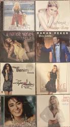 8 CD -Muazzez Ersoy Mozaik -Ajda Pekkan Eğlen güzelim -Hakan Peker Efsane Şarkılar -Hande Yener Hayrola? -Zeynep Dizdar Hayat Benim Elimde -Yıldız Tilbe Papatya baharı -Suadiye Aşkerler -İrem Derici Hadi Gel 8 CD SIFIR JELATİNLİ AMBALAJINDADIR BASKISI TÜKENMİŞTİR