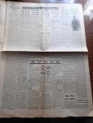 Ulus Gazetesi - Turkish Newspaper - 4 Haziran 1942 - savaşa nereden başlamalıyız yazan Falih Rıfkı Atay Başmakale - On yılda 50.000 kişilik bir ilköğretim ekibi kurulacak - Maarif vekilimiz Hasan Ali Yücel - dünkü suikast davasında avukat Şakir Ziya Karaçay müdafaanamesini okurken Fotoğrafı - Süleyman Sağol da müdafaasını yaptı - Libya'da Almanlar yarım çember içine alındı - Amerika Bulgar Macar ve Romen hükümeti ile harp halinde - Amerika harp için 11 ayda 22.130.946.353 dolar masraf etti - Admira Beşiktaş takımını 3 2 yendi fotoğraf - Londra'ya göre Kolonya halkı başka yerlere göç ediyormuş - Almanya'ya karşı İngiliz uçakları büyük akınlara devam ediyor - Ümit Uluğ'un cenazesi Dün defnedildi fotoğraf - Hamlet davası sona ermiş Peyami Safa Ziyat Ebuzziya Ve Cihat Baban beraat etmişlerdir - Hasret yazan Muazzez Aruoba Yazı Dizisi - Müjde orman çiftliği Marmara parkı'nda her gün incesaz vardır - küçük yıldız filmi yeni sinemada - gönüller aldanır filmi sus sinemasında - Slyvia Şerbescu