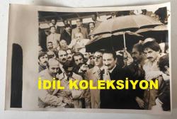 TÜRKİYE CUMHURİYETİ ESKİ BAŞBAKANI BÜLENT ECEVİT'İN ORİJİNAL 3'LÜ AJANS-BASIN FOTOĞRAFI SETİ - 18 x 12 cm EBADINDA - BÜLENT ECEVİT VAN'DA YAĞMURLU BİR GÜNDE HALKIN ARASINA GİRİP HEM HALKI DİNLEYİP HEM DE KONUŞMA YAPARKEN ÇEKİLMİŞ 3 FARKLI KARE, EKİM 1978