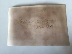 TÜRKİYE CUMHURİYETİ ESKİ BAŞBAKANI BÜLENT ECEVİT'İN ORİJİNAL 3'LÜ AJANS-BASIN FOTOĞRAFI SETİ - 18 x 12 cm EBADINDA - BÜLENT ECEVİT VAN'DA YAĞMURLU BİR GÜNDE HALKIN ARASINA GİRİP HEM HALKI DİNLEYİP HEM DE KONUŞMA YAPARKEN ÇEKİLMİŞ 3 FARKLI KARE, EKİM 1978