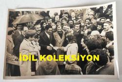 TÜRKİYE CUMHURİYETİ ESKİ BAŞBAKANI BÜLENT ECEVİT'İN ORİJİNAL 3'LÜ AJANS-BASIN FOTOĞRAFI SETİ - 18 x 12 cm EBADINDA - BÜLENT ECEVİT VAN'DA YAĞMURLU BİR GÜNDE HALKIN ARASINA GİRİP HEM HALKI DİNLEYİP HEM DE KONUŞMA YAPARKEN ÇEKİLMİŞ 3 FARKLI KARE, EKİM 1978