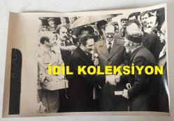 TÜRKİYE CUMHURİYETİ ESKİ BAŞBAKANI BÜLENT ECEVİT'İN ORİJİNAL 3'LÜ AJANS-BASIN FOTOĞRAFI SETİ - 18 x 12 cm EBADINDA - BÜLENT ECEVİT VAN'DA YAĞMURLU BİR GÜNDE HALKIN ARASINA GİRİP HEM HALKI DİNLEYİP HEM DE KONUŞMA YAPARKEN ÇEKİLMİŞ 3 FARKLI KARE, EKİM 1978