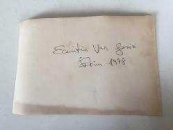 TÜRKİYE CUMHURİYETİ ESKİ BAŞBAKANI BÜLENT ECEVİT'İN ORİJİNAL 3'LÜ AJANS-BASIN FOTOĞRAFI SETİ - 18 x 12 cm EBADINDA - BÜLENT ECEVİT VAN'DA YAĞMURLU BİR GÜNDE HALKIN ARASINA GİRİP HEM HALKI DİNLEYİP HEM DE KONUŞMA YAPARKEN ÇEKİLMİŞ 3 FARKLI KARE, EKİM 1978