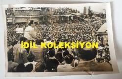 TÜRKİYE CUMHURİYETİ ESKİ BAŞBAKANI BÜLENT ECEVİT'İN ORİJİNAL 2'Lİ AJANS-BASIN FOTOĞRAFI SETİ - 18 x 12 cm EBADINDA - BÜLENT ECEVİT GÜNEY DOĞU GEZİSİNDE AYNI GÜN ŞANLIURFA ve MARDİN'DE MİTİNG DÜZENLEYİP HALKA KONUŞMA YAPARKEN ÇEKİLMİŞ 2 FARKLI KARE, 14 HAZİRAN 1975