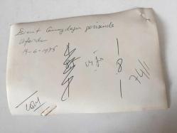 TÜRKİYE CUMHURİYETİ ESKİ BAŞBAKANI BÜLENT ECEVİT'İN ORİJİNAL 2'Lİ AJANS-BASIN FOTOĞRAFI SETİ - 18 x 12 cm EBADINDA - BÜLENT ECEVİT GÜNEY DOĞU GEZİSİNDE AYNI GÜN ŞANLIURFA ve MARDİN'DE MİTİNG DÜZENLEYİP HALKA KONUŞMA YAPARKEN ÇEKİLMİŞ 2 FARKLI KARE, 14 HAZİRAN 1975