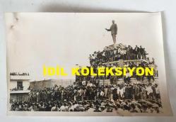 TÜRKİYE CUMHURİYETİ ESKİ BAŞBAKANI BÜLENT ECEVİT'İN ORİJİNAL 2'Lİ AJANS-BASIN FOTOĞRAFI SETİ - 18 x 12 cm EBADINDA - BÜLENT ECEVİT GÜNEY DOĞU GEZİSİNDE AYNI GÜN ŞANLIURFA ve MARDİN'DE MİTİNG DÜZENLEYİP HALKA KONUŞMA YAPARKEN ÇEKİLMİŞ 2 FARKLI KARE, 14 HAZİRAN 1975