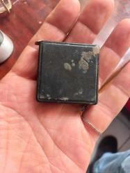 Mini metre kutu kare şeklinde 2,5 cm  metre genişliği metal olup 0,5 mm uzunluk 40 cm  veya çok nadir .Anahtarlık  değildir