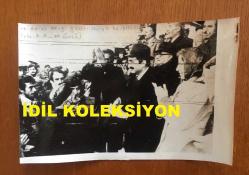 TÜRKİYE CUMHURİYETİ ESKİ BAŞBAKANI BÜLENT ECEVİT'İN ORİJİNAL 4'LÜ AJANS-BASIN FOTOĞRAFI SETİ - 18 x 12 cm EBADINDA - BÜLENT ECEVİT'İN VAN MİTİNGİNDE ÇEKİLMİŞ 4 FARKLI KARE, 30 EKİM 1978