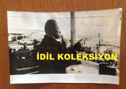 TÜRKİYE CUMHURİYETİ ESKİ BAŞBAKANI BÜLENT ECEVİT'İN ORİJİNAL 4'LÜ AJANS-BASIN FOTOĞRAFI SETİ - 18 x 12 cm EBADINDA - BÜLENT ECEVİT'İN VAN MİTİNGİNDE ÇEKİLMİŞ 4 FARKLI KARE, 30 EKİM 1978