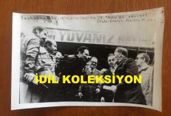 TÜRKİYE CUMHURİYETİ ESKİ BAŞBAKANI BÜLENT ECEVİT'İN ORİJİNAL 4'LÜ AJANS-BASIN FOTOĞRAFI SETİ - 18 x 12 cm EBADINDA - BÜLENT ECEVİT'İN VAN MİTİNGİNDE ÇEKİLMİŞ 4 FARKLI KARE, 30 EKİM 1978