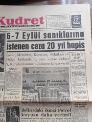 Kudret Gazetesi - Turkish Newspaper - 17 Ekim 1960 - ihtilalin şerefi Kudret Başmakale - devlet ve hükümet reisi Cemal Gürsel'in toplantısı fotoğraf - anayasa tasarısı hazır tasarı bugün Milli Birlik Komitesine verilecek - Ahmet Yıldız'ın basın toplantısı - 6-7 Eylül sanıklarına istenen ceza 20 yıl hapis - kendisine hediye edilen bin lira değerindeki tazıyı Atatürk orman çiftliğine 20.000 liraya sattırmaktan sanık eski cumhurbaşkanı Celal Bayar ile suç ortağı Ziraat vekili Nedim Ökmen yüksek Adalet divanı huzurunda fotoğraf - Kırıkkale işçileri grev hakkı istiyor- babası Celal bayar'ı görmeye teşebbüs eden kızı Nilüfer Gürsoy Fotoğrafı - sanıkların avukatları yarın yassıada'ya gidecekler - Celal Bayar'ın aldığı hediyeler - nüfusumuz 2.5 milyon çoğaldı - Yıldız sarayı mahkemesi yazı dizisi - ahlak seferberliği yazan Muazzez Aruoba - Safa Yalçuk 50 Bin yeri lira arıyor - Karagümrük Demirspor'a 2 puan verirken dağınıktı fotoğraf - Fenerbahçe dün altay'ı 1-0 yendi - Karşıyaka galip