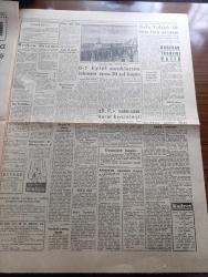 Kudret Gazetesi - Turkish Newspaper - 17 Ekim 1960 - ihtilalin şerefi Kudret Başmakale - devlet ve hükümet reisi Cemal Gürsel'in toplantısı fotoğraf - anayasa tasarısı hazır tasarı bugün Milli Birlik Komitesine verilecek - Ahmet Yıldız'ın basın toplantısı - 6-7 Eylül sanıklarına istenen ceza 20 yıl hapis - kendisine hediye edilen bin lira değerindeki tazıyı Atatürk orman çiftliğine 20.000 liraya sattırmaktan sanık eski cumhurbaşkanı Celal Bayar ile suç ortağı Ziraat vekili Nedim Ökmen yüksek Adalet divanı huzurunda fotoğraf - Kırıkkale işçileri grev hakkı istiyor- babası Celal bayar'ı görmeye teşebbüs eden kızı Nilüfer Gürsoy Fotoğrafı - sanıkların avukatları yarın yassıada'ya gidecekler - Celal Bayar'ın aldığı hediyeler - nüfusumuz 2.5 milyon çoğaldı - Yıldız sarayı mahkemesi yazı dizisi - ahlak seferberliği yazan Muazzez Aruoba - Safa Yalçuk 50 Bin yeri lira arıyor - Karagümrük Demirspor'a 2 puan verirken dağınıktı fotoğraf - Fenerbahçe dün altay'ı 1-0 yendi - Karşıyaka galip