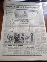 Kudret Gazetesi - Turkish Newspaper - 17 Ekim 1960 - ihtilalin şerefi Kudret Başmakale - devlet ve hükümet reisi Cemal Gürsel'in toplantısı fotoğraf - anayasa tasarısı hazır tasarı bugün Milli Birlik Komitesine verilecek - Ahmet Yıldız'ın basın toplantısı - 6-7 Eylül sanıklarına istenen ceza 20 yıl hapis - kendisine hediye edilen bin lira değerindeki tazıyı Atatürk orman çiftliğine 20.000 liraya sattırmaktan sanık eski cumhurbaşkanı Celal Bayar ile suç ortağı Ziraat vekili Nedim Ökmen yüksek Adalet divanı huzurunda fotoğraf - Kırıkkale işçileri grev hakkı istiyor- babası Celal bayar'ı görmeye teşebbüs eden kızı Nilüfer Gürsoy Fotoğrafı - sanıkların avukatları yarın yassıada'ya gidecekler - Celal Bayar'ın aldığı hediyeler - nüfusumuz 2.5 milyon çoğaldı - Yıldız sarayı mahkemesi yazı dizisi - ahlak seferberliği yazan Muazzez Aruoba - Safa Yalçuk 50 Bin yeri lira arıyor - Karagümrük Demirspor'a 2 puan verirken dağınıktı fotoğraf - Fenerbahçe dün altay'ı 1-0 yendi - Karşıyaka galip