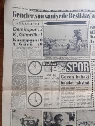 Kudret Gazetesi - Turkish Newspaper - 17 Ekim 1960 - ihtilalin şerefi Kudret Başmakale - devlet ve hükümet reisi Cemal Gürsel'in toplantısı fotoğraf - anayasa tasarısı hazır tasarı bugün Milli Birlik Komitesine verilecek - Ahmet Yıldız'ın basın toplantısı - 6-7 Eylül sanıklarına istenen ceza 20 yıl hapis - kendisine hediye edilen bin lira değerindeki tazıyı Atatürk orman çiftliğine 20.000 liraya sattırmaktan sanık eski cumhurbaşkanı Celal Bayar ile suç ortağı Ziraat vekili Nedim Ökmen yüksek Adalet divanı huzurunda fotoğraf - Kırıkkale işçileri grev hakkı istiyor- babası Celal bayar'ı görmeye teşebbüs eden kızı Nilüfer Gürsoy Fotoğrafı - sanıkların avukatları yarın yassıada'ya gidecekler - Celal Bayar'ın aldığı hediyeler - nüfusumuz 2.5 milyon çoğaldı - Yıldız sarayı mahkemesi yazı dizisi - ahlak seferberliği yazan Muazzez Aruoba - Safa Yalçuk 50 Bin yeri lira arıyor - Karagümrük Demirspor'a 2 puan verirken dağınıktı fotoğraf - Fenerbahçe dün altay'ı 1-0 yendi - Karşıyaka galip