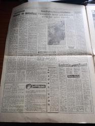 Kudret Gazetesi - Turkish Newspaper - 20 Ekim 1960 - cehaletle savaş yazan Nurettin Ardıçoğlu Başmakale - 6-7 Eylül sanıklarının duruşmasına dün sabah başlandı - Adnan Menderes'in avukatı Burhan Apaydın günün adamı oluverdi Fotoğrafı - Oktay Engin'in kardeşi Dilek Engin bir Yunanlı bombayı kendisinin attığını itiraf etmişti dedi - Celal Bayar Tazıdan 6-7 eylül'e  Fotoğrafı - Adnan Menderes Yunanlılar bombayı biz koyduk der mi Fotoğrafı - Osman Bölükbaşı İstanbul'a gidiyor - öğleden sonraki celsede Fatin Rüştü Zorlu Fuat Köprülü ve Fahrettin Kerim Gökay konuştular - Fatin Rüştü Zorlu bombanın komünistler tarafından atılabileceğini söyledi - ünlü Fransız rejisörü Clouzot Brigitte Bardot'a intihar sahnesini ihtimam ile tekrarlatırken Fotoğrafı - Nijerya kongo'ya asker gönderiyor - CMKP irtica partisi mi yazan Kadircan Kaflı - 31 Mart vakası - 6 7 Eylül hadiseleri nasıl cereyan etmişti  - Mareşal Fevzi Çakmak'a komünistlik damgası vurulmak istenmişti - Futbol Federasyonu toplantısı bitti