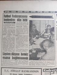 Kudret Gazetesi - Turkish Newspaper - 20 Ekim 1960 - cehaletle savaş yazan Nurettin Ardıçoğlu Başmakale - 6-7 Eylül sanıklarının duruşmasına dün sabah başlandı - Adnan Menderes'in avukatı Burhan Apaydın günün adamı oluverdi Fotoğrafı - Oktay Engin'in kardeşi Dilek Engin bir Yunanlı bombayı kendisinin attığını itiraf etmişti dedi - Celal Bayar Tazıdan 6-7 eylül'e  Fotoğrafı - Adnan Menderes Yunanlılar bombayı biz koyduk der mi Fotoğrafı - Osman Bölükbaşı İstanbul'a gidiyor - öğleden sonraki celsede Fatin Rüştü Zorlu Fuat Köprülü ve Fahrettin Kerim Gökay konuştular - Fatin Rüştü Zorlu bombanın komünistler tarafından atılabileceğini söyledi - ünlü Fransız rejisörü Clouzot Brigitte Bardot'a intihar sahnesini ihtimam ile tekrarlatırken Fotoğrafı - Nijerya kongo'ya asker gönderiyor - CMKP irtica partisi mi yazan Kadircan Kaflı - 31 Mart vakası - 6 7 Eylül hadiseleri nasıl cereyan etmişti  - Mareşal Fevzi Çakmak'a komünistlik damgası vurulmak istenmişti - Futbol Federasyonu toplantısı bitti