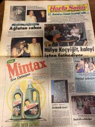 HAFTA SONU GAZETESİ DOĞUM GÜNÜ HEDİYESİ ( Turkish Newspaper ) - 28 EYLÜL 1984 - TAM TAKIM 12 SAYFADIR -Türkan Şoray-Cihan Ünal-Yüksel Üzel-Hülya Koçyiğit-Zeynep Özdal-Yıldırım Gürses-Bahar Öztan-Emel Sayın-Bedri Ayseli-Güngör Bayrak-Ayhan Aydın-Aydan Siyavuş-Mükerrem Taşçıoğlu-Alev Sayın-Sezen Aksu-Onur Tunç-Mualla Akın-Müjdat Gezen Türkan Şoray objektiflerden kaçıyor-Balon gibi şişti-Üvey kızıyla ilk fotoğrafı-Ve Türkan Şoray’ı kahreden adam-Bir sevgi istiyorum-Maziye asılan tablo-21. Antalya Sanat Şenliği’nde-Ağlatan sahne-Hülya Koçyiğit kaleyi içten fethediyor-En büyük kim-Dev adamı baştan çıkaran güzel-Kaset dünyasında sübyanlar saltanatı-İbo’yu kaçırdılar-Bu yıl karpuz kabak çıktı-Çapkın ellerin saldırısı-Bedri Ayseli Güngör Bayrak’ın peşinde-Yorgun savaşçılar-Önce aşk sonra milli takım-Başkentte bir yerli topless-Sezen Aksu değişmeli mi değişmemeli mi-Hollanda’da kasap Türkiye’de artist-İlk filminde pavyona düştü-Aşka daldı evi yandı-Mualla Akın bir halıya gidecek