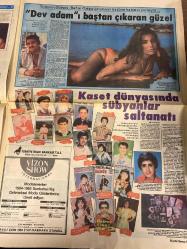 HAFTA SONU GAZETESİ DOĞUM GÜNÜ HEDİYESİ ( Turkish Newspaper ) - 28 EYLÜL 1984 - TAM TAKIM 12 SAYFADIR -Türkan Şoray-Cihan Ünal-Yüksel Üzel-Hülya Koçyiğit-Zeynep Özdal-Yıldırım Gürses-Bahar Öztan-Emel Sayın-Bedri Ayseli-Güngör Bayrak-Ayhan Aydın-Aydan Siyavuş-Mükerrem Taşçıoğlu-Alev Sayın-Sezen Aksu-Onur Tunç-Mualla Akın-Müjdat Gezen Türkan Şoray objektiflerden kaçıyor-Balon gibi şişti-Üvey kızıyla ilk fotoğrafı-Ve Türkan Şoray’ı kahreden adam-Bir sevgi istiyorum-Maziye asılan tablo-21. Antalya Sanat Şenliği’nde-Ağlatan sahne-Hülya Koçyiğit kaleyi içten fethediyor-En büyük kim-Dev adamı baştan çıkaran güzel-Kaset dünyasında sübyanlar saltanatı-İbo’yu kaçırdılar-Bu yıl karpuz kabak çıktı-Çapkın ellerin saldırısı-Bedri Ayseli Güngör Bayrak’ın peşinde-Yorgun savaşçılar-Önce aşk sonra milli takım-Başkentte bir yerli topless-Sezen Aksu değişmeli mi değişmemeli mi-Hollanda’da kasap Türkiye’de artist-İlk filminde pavyona düştü-Aşka daldı evi yandı-Mualla Akın bir halıya gidecek