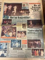 HAFTA SONU GAZETESİ DOĞUM GÜNÜ HEDİYESİ ( Turkish Newspaper ) - 28 EYLÜL 1984 - TAM TAKIM 12 SAYFADIR -Türkan Şoray-Cihan Ünal-Yüksel Üzel-Hülya Koçyiğit-Zeynep Özdal-Yıldırım Gürses-Bahar Öztan-Emel Sayın-Bedri Ayseli-Güngör Bayrak-Ayhan Aydın-Aydan Siyavuş-Mükerrem Taşçıoğlu-Alev Sayın-Sezen Aksu-Onur Tunç-Mualla Akın-Müjdat Gezen Türkan Şoray objektiflerden kaçıyor-Balon gibi şişti-Üvey kızıyla ilk fotoğrafı-Ve Türkan Şoray’ı kahreden adam-Bir sevgi istiyorum-Maziye asılan tablo-21. Antalya Sanat Şenliği’nde-Ağlatan sahne-Hülya Koçyiğit kaleyi içten fethediyor-En büyük kim-Dev adamı baştan çıkaran güzel-Kaset dünyasında sübyanlar saltanatı-İbo’yu kaçırdılar-Bu yıl karpuz kabak çıktı-Çapkın ellerin saldırısı-Bedri Ayseli Güngör Bayrak’ın peşinde-Yorgun savaşçılar-Önce aşk sonra milli takım-Başkentte bir yerli topless-Sezen Aksu değişmeli mi değişmemeli mi-Hollanda’da kasap Türkiye’de artist-İlk filminde pavyona düştü-Aşka daldı evi yandı-Mualla Akın bir halıya gidecek