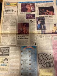 HAFTA SONU GAZETESİ DOĞUM GÜNÜ HEDİYESİ ( Turkish Newspaper ) - 28 EYLÜL 1984 - TAM TAKIM 12 SAYFADIR -Türkan Şoray-Cihan Ünal-Yüksel Üzel-Hülya Koçyiğit-Zeynep Özdal-Yıldırım Gürses-Bahar Öztan-Emel Sayın-Bedri Ayseli-Güngör Bayrak-Ayhan Aydın-Aydan Siyavuş-Mükerrem Taşçıoğlu-Alev Sayın-Sezen Aksu-Onur Tunç-Mualla Akın-Müjdat Gezen Türkan Şoray objektiflerden kaçıyor-Balon gibi şişti-Üvey kızıyla ilk fotoğrafı-Ve Türkan Şoray’ı kahreden adam-Bir sevgi istiyorum-Maziye asılan tablo-21. Antalya Sanat Şenliği’nde-Ağlatan sahne-Hülya Koçyiğit kaleyi içten fethediyor-En büyük kim-Dev adamı baştan çıkaran güzel-Kaset dünyasında sübyanlar saltanatı-İbo’yu kaçırdılar-Bu yıl karpuz kabak çıktı-Çapkın ellerin saldırısı-Bedri Ayseli Güngör Bayrak’ın peşinde-Yorgun savaşçılar-Önce aşk sonra milli takım-Başkentte bir yerli topless-Sezen Aksu değişmeli mi değişmemeli mi-Hollanda’da kasap Türkiye’de artist-İlk filminde pavyona düştü-Aşka daldı evi yandı-Mualla Akın bir halıya gidecek