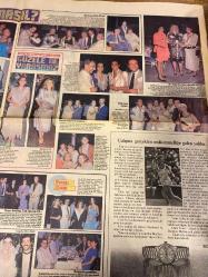 HAFTA SONU GAZETESİ DOĞUM GÜNÜ HEDİYESİ ( Turkish Newspaper ) - 28 EYLÜL 1984 - TAM TAKIM 12 SAYFADIR -Türkan Şoray-Cihan Ünal-Yüksel Üzel-Hülya Koçyiğit-Zeynep Özdal-Yıldırım Gürses-Bahar Öztan-Emel Sayın-Bedri Ayseli-Güngör Bayrak-Ayhan Aydın-Aydan Siyavuş-Mükerrem Taşçıoğlu-Alev Sayın-Sezen Aksu-Onur Tunç-Mualla Akın-Müjdat Gezen Türkan Şoray objektiflerden kaçıyor-Balon gibi şişti-Üvey kızıyla ilk fotoğrafı-Ve Türkan Şoray’ı kahreden adam-Bir sevgi istiyorum-Maziye asılan tablo-21. Antalya Sanat Şenliği’nde-Ağlatan sahne-Hülya Koçyiğit kaleyi içten fethediyor-En büyük kim-Dev adamı baştan çıkaran güzel-Kaset dünyasında sübyanlar saltanatı-İbo’yu kaçırdılar-Bu yıl karpuz kabak çıktı-Çapkın ellerin saldırısı-Bedri Ayseli Güngör Bayrak’ın peşinde-Yorgun savaşçılar-Önce aşk sonra milli takım-Başkentte bir yerli topless-Sezen Aksu değişmeli mi değişmemeli mi-Hollanda’da kasap Türkiye’de artist-İlk filminde pavyona düştü-Aşka daldı evi yandı-Mualla Akın bir halıya gidecek