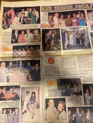 HAFTA SONU GAZETESİ DOĞUM GÜNÜ HEDİYESİ ( Turkish Newspaper ) - 28 EYLÜL 1984 - TAM TAKIM 12 SAYFADIR -Türkan Şoray-Cihan Ünal-Yüksel Üzel-Hülya Koçyiğit-Zeynep Özdal-Yıldırım Gürses-Bahar Öztan-Emel Sayın-Bedri Ayseli-Güngör Bayrak-Ayhan Aydın-Aydan Siyavuş-Mükerrem Taşçıoğlu-Alev Sayın-Sezen Aksu-Onur Tunç-Mualla Akın-Müjdat Gezen Türkan Şoray objektiflerden kaçıyor-Balon gibi şişti-Üvey kızıyla ilk fotoğrafı-Ve Türkan Şoray’ı kahreden adam-Bir sevgi istiyorum-Maziye asılan tablo-21. Antalya Sanat Şenliği’nde-Ağlatan sahne-Hülya Koçyiğit kaleyi içten fethediyor-En büyük kim-Dev adamı baştan çıkaran güzel-Kaset dünyasında sübyanlar saltanatı-İbo’yu kaçırdılar-Bu yıl karpuz kabak çıktı-Çapkın ellerin saldırısı-Bedri Ayseli Güngör Bayrak’ın peşinde-Yorgun savaşçılar-Önce aşk sonra milli takım-Başkentte bir yerli topless-Sezen Aksu değişmeli mi değişmemeli mi-Hollanda’da kasap Türkiye’de artist-İlk filminde pavyona düştü-Aşka daldı evi yandı-Mualla Akın bir halıya gidecek