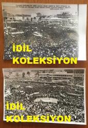 TÜRKİYE CUMHURİYETİ ESKİ BAŞBAKANI BÜLENT ECEVİT'İN İZMİR MİTİNGİNE KATILAN YOĞUN HALK KALABALIĞINI GÖSTEREN ORİJİNAL 2'Lİ AJANS-BASIN FOTOĞRAFI SETİ - 18 x 12 cm EBADINDA - 7 MAYIS 1977