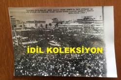 TÜRKİYE CUMHURİYETİ ESKİ BAŞBAKANI BÜLENT ECEVİT'İN İZMİR MİTİNGİNE KATILAN YOĞUN HALK KALABALIĞINI GÖSTEREN ORİJİNAL 2'Lİ AJANS-BASIN FOTOĞRAFI SETİ - 18 x 12 cm EBADINDA - 7 MAYIS 1977