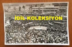 TÜRKİYE CUMHURİYETİ ESKİ BAŞBAKANI BÜLENT ECEVİT'İN İZMİR MİTİNGİNE KATILAN YOĞUN HALK KALABALIĞINI GÖSTEREN ORİJİNAL 2'Lİ AJANS-BASIN FOTOĞRAFI SETİ - 18 x 12 cm EBADINDA - 7 MAYIS 1977