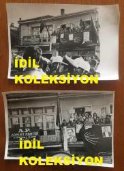 TÜRKİYE CUMHURİYETİ ESKİ BAŞBAKANI BÜLENT ECEVİT'İN MAHALLİ SEÇİMLER İÇİN GİTTİĞİ ÇİĞİLİ'DEKİ MİTİNGDE ADALET PARTİSİ (AP) KARŞIYAKA İLÇESİ BÜYÜK ÇİĞLİ TABELASI OLAN BİNA ve YAN BİNADA CHP BAYRAKLARIYLA MİTİNGİ İZLEYEN HALKI GÖSTEREN ORİJİNAL 2'Lİ AJANS-BASIN FOTOĞRAFI SETİ - 18 x 12 cm EBADINDA - 7 MAYIS 1977