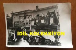 TÜRKİYE CUMHURİYETİ ESKİ BAŞBAKANI BÜLENT ECEVİT'İN MAHALLİ SEÇİMLER İÇİN GİTTİĞİ ÇİĞİLİ'DEKİ MİTİNGDE ADALET PARTİSİ (AP) KARŞIYAKA İLÇESİ BÜYÜK ÇİĞLİ TABELASI OLAN BİNA ve YAN BİNADA CHP BAYRAKLARIYLA MİTİNGİ İZLEYEN HALKI GÖSTEREN ORİJİNAL 2'Lİ AJANS-BASIN FOTOĞRAFI SETİ - 18 x 12 cm EBADINDA - 7 MAYIS 1977
