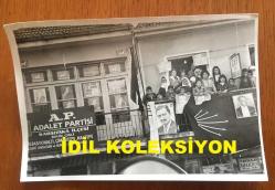 TÜRKİYE CUMHURİYETİ ESKİ BAŞBAKANI BÜLENT ECEVİT'İN MAHALLİ SEÇİMLER İÇİN GİTTİĞİ ÇİĞİLİ'DEKİ MİTİNGDE ADALET PARTİSİ (AP) KARŞIYAKA İLÇESİ BÜYÜK ÇİĞLİ TABELASI OLAN BİNA ve YAN BİNADA CHP BAYRAKLARIYLA MİTİNGİ İZLEYEN HALKI GÖSTEREN ORİJİNAL 2'Lİ AJANS-BASIN FOTOĞRAFI SETİ - 18 x 12 cm EBADINDA - 7 MAYIS 1977