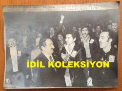 TÜRKİYE CUMHURİYETİ ESKİ BAŞBAKANI BÜLENT ECEVİT'İN BÜYÜK BOY ORİJİNAL AJANS-BASIN FOTOĞRAFI - 23 x 17 cm EBADINDA - BAŞBAKAN BÜLENT ECEVİT, CHP'NİN 9. KURULTAYINA GİRİŞ YAPARKEN ÇEKİLMİŞ BİR KARE, 1979