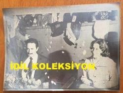 TÜRKİYE CUMHURİYETİ ESKİ BAŞBAKANI BÜLENT ECEVİT'İN BÜYÜK BOY ORİJİNAL AJANS-BASIN FOTOĞRAFI - 23 x 17 cm EBADINDA - BAŞBAKAN BÜLENT ECEVİT, CHP'NİN 1979 KURULTAYINDA EŞİ RAHŞAN ECEVİT'LE BİRLİKTE OTURURKEN ÇEKİLMİŞ BİR KARE, 1979