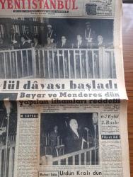 Yeni İstanbul Gazetesi - Turkish Newspaper - 20 Ekim 1960 - adaletin huzurunda - ayrı ayrı 11 sanık yazan İlhan Bardakçı - Fuat Köprülü Fahrettin Kerim Gökay Alaattin Eriş Kemal Hadımlı Oktay Engin duruşmada - Adnan Menderes Dün sorguların yapıldığı mikrofonun önünde uzun müddet kaldı fotoğraf - Celal Bayar ve Adnan Menderes Dün yapılan ithamları reddetti - 6-7 Eylül davası başladı - 6-7 Eylül 2. Baskı yazan Fikret Adil - Ürdün Kralı Hüseyin Cemal Gürsel ve Selim Sarper ile beraber fotoğraf - temizlik seferberliği 1 Kasım'da başlıyor - Polis teşkilat kanunu değişiyor - Ali İpar'a ait dört Şilebi denizcilik bankası çalıştıracak - Ford Taunus - Türk Yunan görüşmeleri bugün Atina'da başlıyor - Memleketçi Demokrat Parti adında yeni bir parti kuruluyor - Fidel Castro'nun sevdiği kadınlar fotoğraflar - Gina Lollobrigida anlatıyor - bugünkü burç falınız - Yüksek Adalet divanı önünde bugün köpek davası - 6 7 Eylül hadiselerine dair son tahkikat kararı - Adnan Menderes  salona götürülürken foto