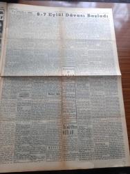 Yeni İstanbul Gazetesi - Turkish Newspaper - 20 Ekim 1960 - adaletin huzurunda - ayrı ayrı 11 sanık yazan İlhan Bardakçı - Fuat Köprülü Fahrettin Kerim Gökay Alaattin Eriş Kemal Hadımlı Oktay Engin duruşmada - Adnan Menderes Dün sorguların yapıldığı mikrofonun önünde uzun müddet kaldı fotoğraf - Celal Bayar ve Adnan Menderes Dün yapılan ithamları reddetti - 6-7 Eylül davası başladı - 6-7 Eylül 2. Baskı yazan Fikret Adil - Ürdün Kralı Hüseyin Cemal Gürsel ve Selim Sarper ile beraber fotoğraf - temizlik seferberliği 1 Kasım'da başlıyor - Polis teşkilat kanunu değişiyor - Ali İpar'a ait dört Şilebi denizcilik bankası çalıştıracak - Ford Taunus - Türk Yunan görüşmeleri bugün Atina'da başlıyor - Memleketçi Demokrat Parti adında yeni bir parti kuruluyor - Fidel Castro'nun sevdiği kadınlar fotoğraflar - Gina Lollobrigida anlatıyor - bugünkü burç falınız - Yüksek Adalet divanı önünde bugün köpek davası - 6 7 Eylül hadiselerine dair son tahkikat kararı - Adnan Menderes  salona götürülürken foto