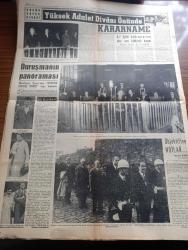 Yeni İstanbul Gazetesi - Turkish Newspaper - 20 Ekim 1960 - adaletin huzurunda - ayrı ayrı 11 sanık yazan İlhan Bardakçı - Fuat Köprülü Fahrettin Kerim Gökay Alaattin Eriş Kemal Hadımlı Oktay Engin duruşmada - Adnan Menderes Dün sorguların yapıldığı mikrofonun önünde uzun müddet kaldı fotoğraf - Celal Bayar ve Adnan Menderes Dün yapılan ithamları reddetti - 6-7 Eylül davası başladı - 6-7 Eylül 2. Baskı yazan Fikret Adil - Ürdün Kralı Hüseyin Cemal Gürsel ve Selim Sarper ile beraber fotoğraf - temizlik seferberliği 1 Kasım'da başlıyor - Polis teşkilat kanunu değişiyor - Ali İpar'a ait dört Şilebi denizcilik bankası çalıştıracak - Ford Taunus - Türk Yunan görüşmeleri bugün Atina'da başlıyor - Memleketçi Demokrat Parti adında yeni bir parti kuruluyor - Fidel Castro'nun sevdiği kadınlar fotoğraflar - Gina Lollobrigida anlatıyor - bugünkü burç falınız - Yüksek Adalet divanı önünde bugün köpek davası - 6 7 Eylül hadiselerine dair son tahkikat kararı - Adnan Menderes  salona götürülürken foto