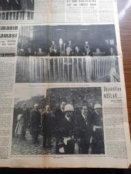 Yeni İstanbul Gazetesi - Turkish Newspaper - 20 Ekim 1960 - adaletin huzurunda - ayrı ayrı 11 sanık yazan İlhan Bardakçı - Fuat Köprülü Fahrettin Kerim Gökay Alaattin Eriş Kemal Hadımlı Oktay Engin duruşmada - Adnan Menderes Dün sorguların yapıldığı mikrofonun önünde uzun müddet kaldı fotoğraf - Celal Bayar ve Adnan Menderes Dün yapılan ithamları reddetti - 6-7 Eylül davası başladı - 6-7 Eylül 2. Baskı yazan Fikret Adil - Ürdün Kralı Hüseyin Cemal Gürsel ve Selim Sarper ile beraber fotoğraf - temizlik seferberliği 1 Kasım'da başlıyor - Polis teşkilat kanunu değişiyor - Ali İpar'a ait dört Şilebi denizcilik bankası çalıştıracak - Ford Taunus - Türk Yunan görüşmeleri bugün Atina'da başlıyor - Memleketçi Demokrat Parti adında yeni bir parti kuruluyor - Fidel Castro'nun sevdiği kadınlar fotoğraflar - Gina Lollobrigida anlatıyor - bugünkü burç falınız - Yüksek Adalet divanı önünde bugün köpek davası - 6 7 Eylül hadiselerine dair son tahkikat kararı - Adnan Menderes  salona götürülürken foto