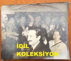 TÜRKİYE CUMHURİYETİ ESKİ BAŞBAKANI BÜLENT ECEVİT'İN BÜYÜK BOY ORİJİNAL AJANS-BASIN FOTOĞRAFI - 23 x 19 cm EBADINDA - BAŞBAKAN BÜLENT ECEVİT, CHP'NİN 1979 KURULTAYINA EŞİ RAHŞAN ECEVİT'LE BİRLİKTE KATILIRKEN ÇEKİLMİŞ BİR KARE