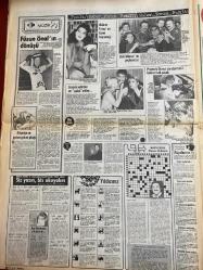 HAFTA SONU GAZETESİ DOĞUM GÜNÜ HEDİYESİ ( Turkish Newspaper ) - 11 ARALIK 1981 - TAM TAKIM 12 SAYFADIR -Emel Sayın-İsmet Kasapoğlu-Nergis Şehri-Ahmet Tahsin-Yılmaz Güney-Hazim Avcı-Türkan Şoray-Cüneyt Arkın-Rüçhan Adlı-Nilüfer-Bekir Çelenk-Filiz Akın-İlker İnanoğlu-Nihal Kıknar-Gülden Bengü-Dans Bilgen-Ferdi Tayfur-Necla Nazır-Rezge Oğan-Mehmet Ali Paşa Onları Uludağ’da yakaladık-Yılmaz Güney’e Yunanlılar kucak açtı-Banker sevgiliden ayrılmanın bedeli BMW-9 canlı adam-Erkek dediğiniz kazak olmalı-Lolita Nilüfer vicdan azabı çekiyor-Şimdi de gelin ihraç ediyoruz-Filiz Akın Paris’te butik açıyor-Ferdi Tayfur bevliyecide ne arıyor-Mısır’dan gelen 50 milyonluk müjde-Derdini herkesten saklıyor-Hele Necla Nazır duysun hiç istemiyor-Korkuların en büyüğü icra korkusu-Kocasının ilk karısı kanser Bu dostluktan maraz doğacak-Hem korkuyor hem-Bizim kaçak sığınacak bir ülke arıyor-Diplomat beyin çamaşırları-Lolita Nilüfer’in gözyaşları-“Kürk” ve şıklığınız-Kadın kadına sohbet-Gecmiş olsun-Yapı Kred
