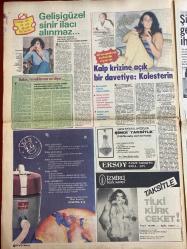 HAFTA SONU GAZETESİ DOĞUM GÜNÜ HEDİYESİ ( Turkish Newspaper ) - 11 ARALIK 1981 - TAM TAKIM 12 SAYFADIR -Emel Sayın-İsmet Kasapoğlu-Nergis Şehri-Ahmet Tahsin-Yılmaz Güney-Hazim Avcı-Türkan Şoray-Cüneyt Arkın-Rüçhan Adlı-Nilüfer-Bekir Çelenk-Filiz Akın-İlker İnanoğlu-Nihal Kıknar-Gülden Bengü-Dans Bilgen-Ferdi Tayfur-Necla Nazır-Rezge Oğan-Mehmet Ali Paşa Onları Uludağ’da yakaladık-Yılmaz Güney’e Yunanlılar kucak açtı-Banker sevgiliden ayrılmanın bedeli BMW-9 canlı adam-Erkek dediğiniz kazak olmalı-Lolita Nilüfer vicdan azabı çekiyor-Şimdi de gelin ihraç ediyoruz-Filiz Akın Paris’te butik açıyor-Ferdi Tayfur bevliyecide ne arıyor-Mısır’dan gelen 50 milyonluk müjde-Derdini herkesten saklıyor-Hele Necla Nazır duysun hiç istemiyor-Korkuların en büyüğü icra korkusu-Kocasının ilk karısı kanser Bu dostluktan maraz doğacak-Hem korkuyor hem-Bizim kaçak sığınacak bir ülke arıyor-Diplomat beyin çamaşırları-Lolita Nilüfer’in gözyaşları-“Kürk” ve şıklığınız-Kadın kadına sohbet-Gecmiş olsun-Yapı Kred