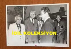 TÜRKİYE CUMHURİYETİ ESKİ BAŞBAKANI BÜLENT ECEVİT'İN ORİJİNAL 4'LÜ FOTOĞRAF SETİ - 18 x 12 cm EBADINDA - BÜLENT ECEVİT ZEYTİNBURNU'NDAKİ ABDİ İPEKÇİ SPOR TESİSİNİN TEMEL ATMA TÖRENİNDEYKEN ÇEKİLMİŞ 4 FARKLI KARE, KENDİSİNİ HAVA ALANINDA İL BAŞKANI EROL ÜNAL ve AYTEKİN KOTİL KARŞILADI, 26 TEMMUZ 1979