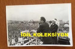 TÜRKİYE CUMHURİYETİ ESKİ BAŞBAKANI BÜLENT ECEVİT'İN ORİJİNAL 4'LÜ FOTOĞRAF SETİ - 18 x 12 cm EBADINDA - BÜLENT ECEVİT ZEYTİNBURNU'NDAKİ ABDİ İPEKÇİ SPOR TESİSİNİN TEMEL ATMA TÖRENİNDEYKEN ÇEKİLMİŞ 4 FARKLI KARE, KENDİSİNİ HAVA ALANINDA İL BAŞKANI EROL ÜNAL ve AYTEKİN KOTİL KARŞILADI, 26 TEMMUZ 1979