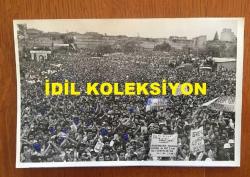 TÜRKİYE CUMHURİYETİ ESKİ BAŞBAKANI BÜLENT ECEVİT'İN ORİJİNAL 4'LÜ FOTOĞRAF SETİ - 18 x 12 cm EBADINDA - BÜLENT ECEVİT ZEYTİNBURNU'NDAKİ ABDİ İPEKÇİ SPOR TESİSİNİN TEMEL ATMA TÖRENİNDEYKEN ÇEKİLMİŞ 4 FARKLI KARE, KENDİSİNİ HAVA ALANINDA İL BAŞKANI EROL ÜNAL ve AYTEKİN KOTİL KARŞILADI, 26 TEMMUZ 1979