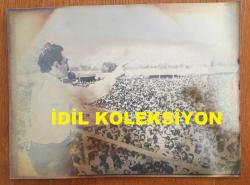 TÜRKİYE CUMHURİYETİ ESKİ BAŞBAKANI BÜLENT ECEVİT'İN ORİJİNAL AJANS-BASIN FOTOĞRAFI - 22 x 17 cm EBADINDA - BÜLENT ECEVİT ZEYTİNBURNU'NDAKİ ABDİ İPEKÇİ SPOR TESİSİNİN TEMEL ATMA TÖRENİNDE HALKA KONUŞURKEN ÇEKİLMİŞ BİR KARE