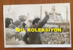 TÜRKİYE CUMHURİYETİ ESKİ BAŞBAKANI BÜLENT ECEVİT'İN ORİJİNAL AJANS-BASIN FOTOĞRAFI - 18 x 12 cm EBADINDA - BÜLENT ECEVİT EDİRNE'DE Selimiye CAMİ ÖNÜNDE DÜZENLEDİĞİ MİTİNGDE EŞİ RAHŞAN ECEVİT'LE BİRLİKTE HALKI SELAMLARKEN ÇEKİLMİŞ BİR KARE, 17 NİSAN 1977