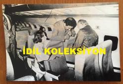 TÜRKİYE CUMHURİYETİ ESKİ BAŞBAKANI BÜLENT ECEVİT'İN ORİJİNAL AJANS-BASIN FOTOĞRAFI - 18 x 12 cm EBADINDA - BÜLENT ECEVİT FETHİYE-DENİZLİ GEZİSİ SIRASINDA EŞİ RAHŞAN ECEVİT'LE BİRLİKTE UÇAKTAYKEN ÇEKİLMİŞ BİR KARE, 1974
